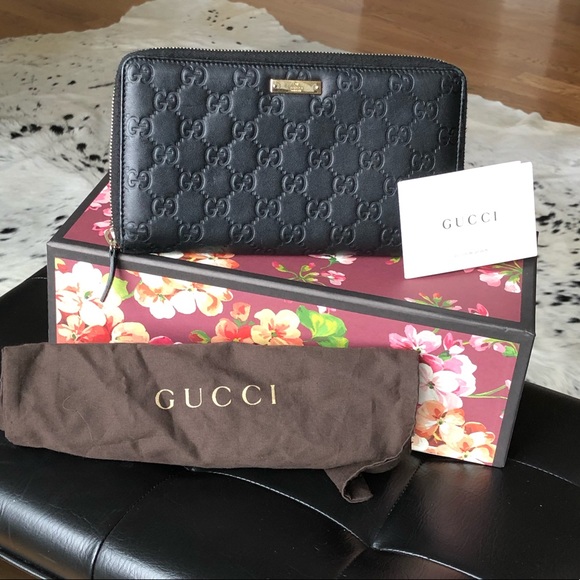 Gucci Handbags - Super condition oversized Gucci zip around wallet